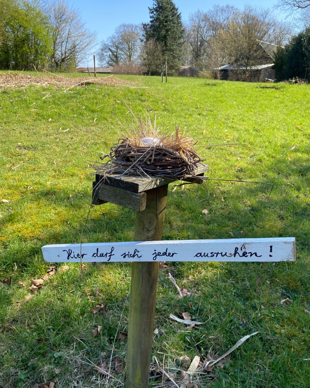 Kleiner Rastplatz mit Nest am Wegesrand: Hier darf sich jeder ausruhen