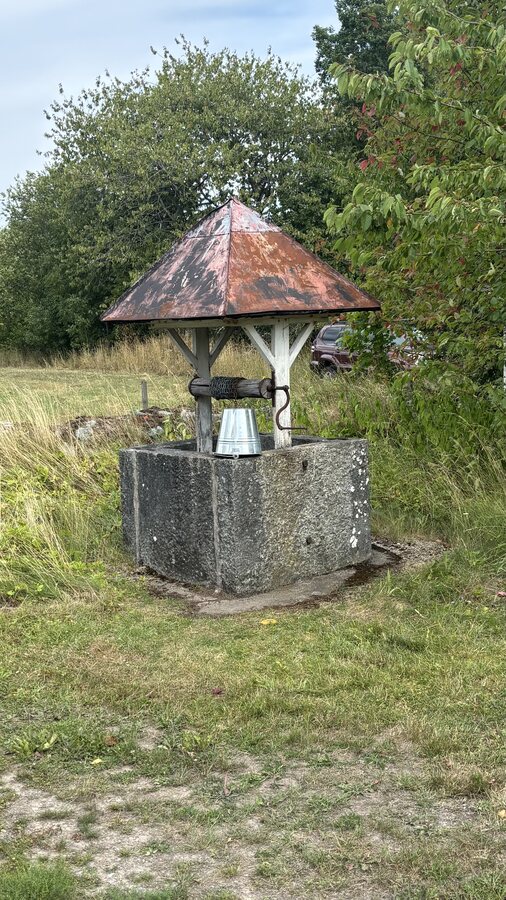 Alter Brunnen mit Holzdach auf dem Campingplatz