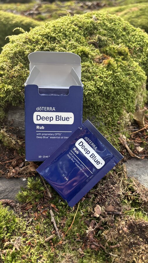 doTERRA Deep Blue Rub Verpackung und Sachet auf Moos