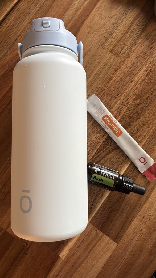 Trinkflasche mit MetaPWR Recharge und Basilikum-Öl