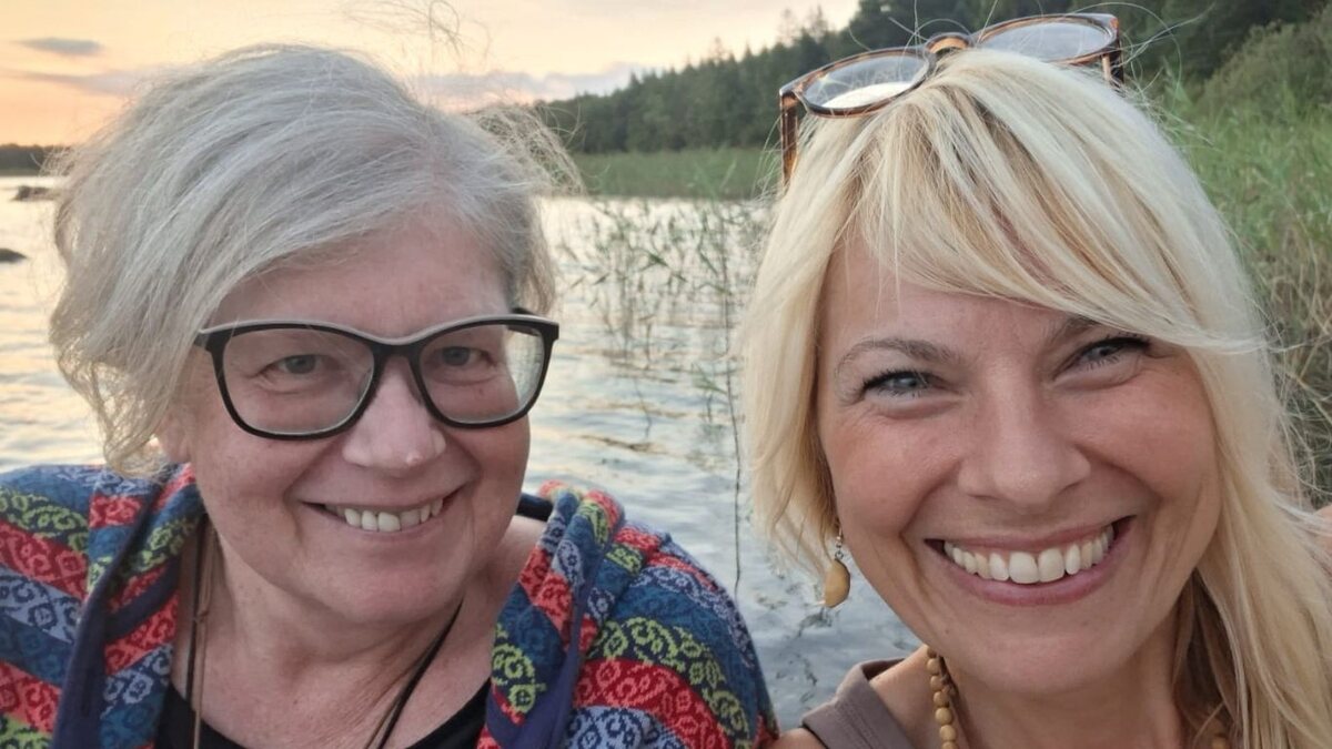 Nicola und Dani am See bei Sonnenuntergang